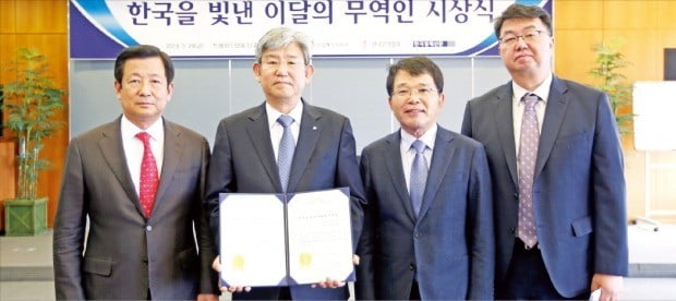 김지현 디와이파워 대표(왼쪽 두 번째)가 한국무역협회가 선정한 제117회 ‘한국을 빛낸 이달의 무역인상’을 받았다. 왼쪽부터 강승구 한빛회(이달의 무역인상 수상자 모임) 회장, 김 대표, 한진현 무역협회 부회장, 조일훈 한국경제신문 편집국 부국장.  /한국무역협회 제공 