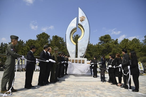 16일 경북 포항 해병대 1사단에서 엄수된 마린온 추락사고 순직 장병 위령탑 제막식에서 유가족과 서주석 국방부 차관, 전진구 해병대 사령관 등 참석자들이 위령탑을 제막하고 있다. 사진=해병대사령부 제공