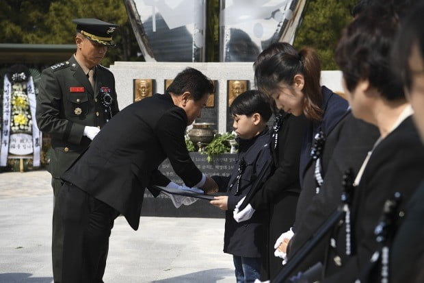 16일 경북 포항 해병대 1사단에서 엄수된 마린온 추락사고 순직 장병 위령탑 제막식에서 서주석 국방부 차관이 유가족에게 보국훈장을 전도수여 하고 있다. 사진=해병대사령부 제공