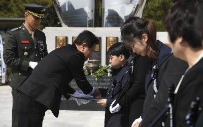 해병대 '마린온' 순직장병 위령탑 제막…보국훈장 추서