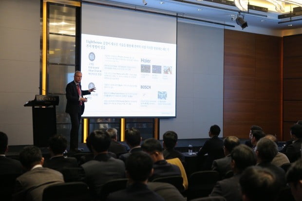 캐럴 엘루트 맥킨지 상하이사무소 시니어파트너가 21일 서울 여의도 콘래드 호텔에서 열린 ‘맥킨지 산업 IoT 허브’ 설립 기념 포럼에서 발표를 하고 있다. 맥킨지 제공

