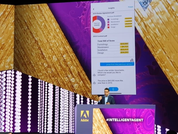 어도비의 개발자가 27일(현지시간) 미국 라스베이거스에서 열린 ‘어도비 서밋 2019’에서 음성 제어 기능과 문자 인식 인공지능(AI) 기능을 활용해 신속하게 문서를 처리하는 서비스인 ‘인텔리전트 에이전트’를 설명하고 있다. 김주완 기자