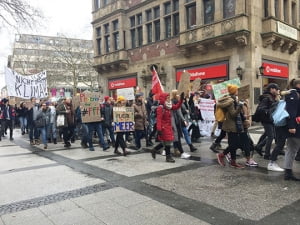 독일 10대 젊은 기후 운동가들, 수업 '빼먹고' 거리로 쏟아져 나오다