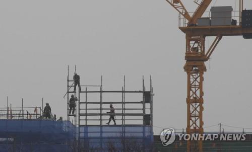 "답답하고 눈따갑고 숨막히고"…공사장 근로자 미세먼지 다중고