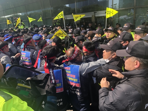 "매각 저지" 대우조선 노조, 산업은행 앞 경찰과 충돌