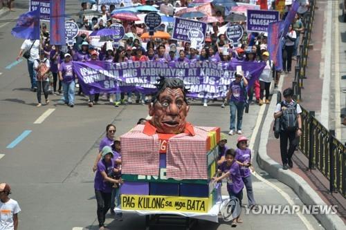 '세계 여성의 날' 지구촌 '들썩'…곳곳서 "차별 없는 세상" 함성