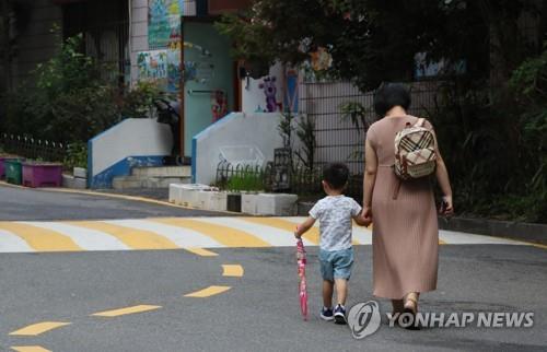 "육아도우미 신원·경력 확인했으면"…대부분 지인 통해 소개