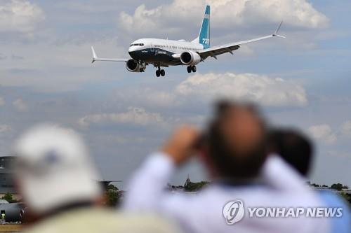 "보잉737 맥스8 자동항법장치 작동후 기수 저절로 내려갔다"