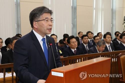 경찰청장, '경찰유착' 의혹에 연신 "죄송"…"명운 걸고 수사"