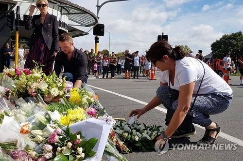 뉴질랜드 테러범 살인죄로 기소돼…피해자 추모·연대 물결