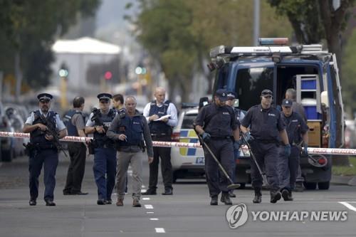 "뉴질랜드 총격범, 기어 달아나는 부상자·소녀에도 난사"