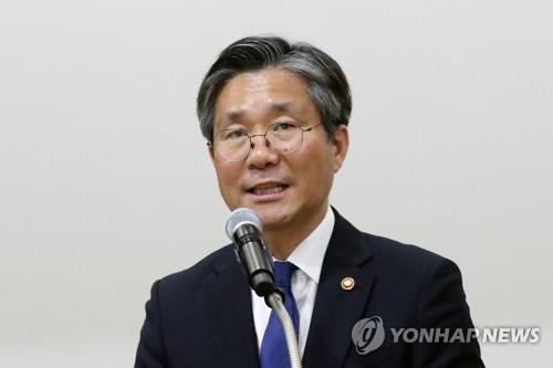 성윤모 산업장관, 대구 섬유기업 찾아 수출 애로 점검