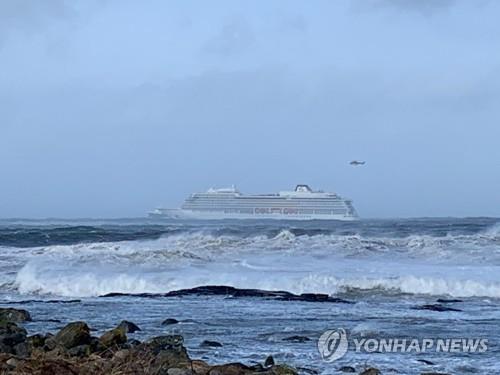 노르웨이 해안서 1300명 탄 크루즈선 고장·표류…구조 난항