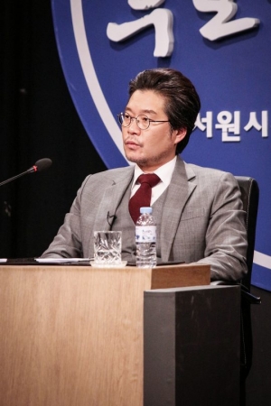 유재명, &#39;국민 여러분!&#39; 우정 출연…태인호X전석호 의리