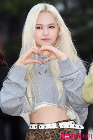 [TEN PHOTO] 에버글로우 이유 &#39;인형이 따로 없네&#39;