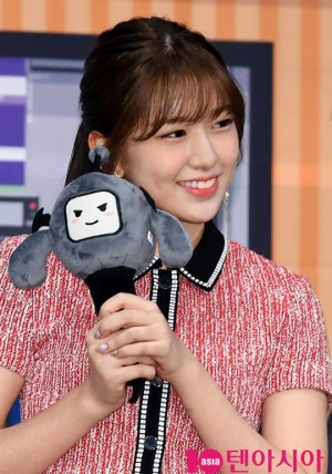 [TEN PHOTO]아이즈원 안유진 &#39;누가 인형일까?&#39;