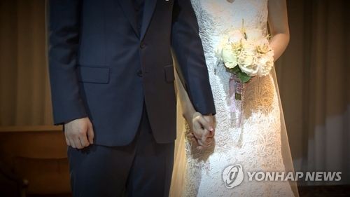 청년 신혼부부 시작부터 등골 휜다…절반이 신혼집 위해 대출