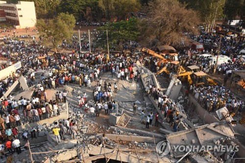 인도서 공사현장 붕괴로 최소 2명 사망…수십명 잔해에 갇혀