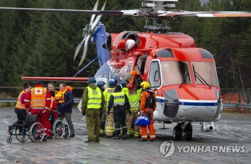 파도 들이치고 집기 쏠려 아수라장…12일간의 안락 깨진 크루즈