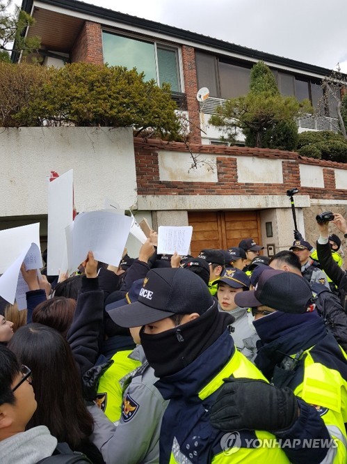 학생단체 "'이거 왜 이래?' 전두환, 국민 앞에 사죄하라"