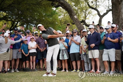 무릎 꿇고 왼손으로…우즈, 기막힌 샷에도 스네데커에 '무릎'