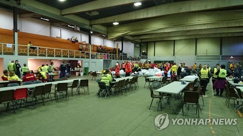 파도 들이치고 집기 쏠려 아수라장…12일간의 안락 깨진 크루즈