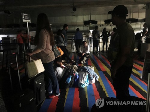 한달새 두차례 대규모 정전에 베네수엘라 신음…정부 "공격 탓"