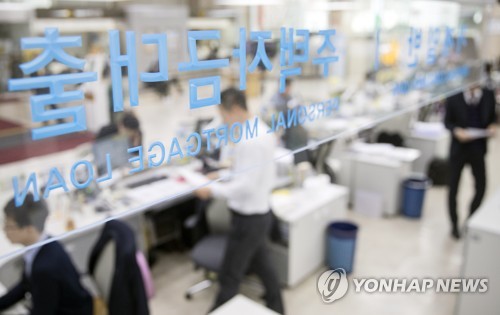 GDP 규모로 불어난 가계 빚…전세·자영업자 대출 '뇌관' 될라