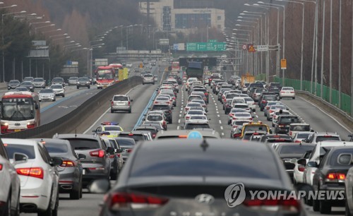 연휴 둘째날 고속도로 곳곳 몸살…"서울 방향 정체 오후 6시 절정"