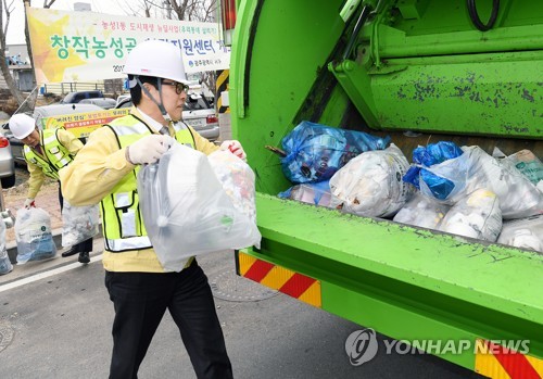 환경미화원, 새벽·밤 대신 낮에 일한다…작업안전지침 마련