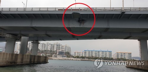 광안대교 돌진 선박 선원들 '모르쇠'…선장 구속영장 신청키로