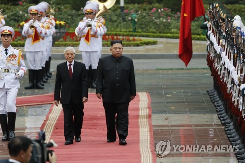 베트남 성대한 환영받은 김정은…지친 기색에서 활짝 웃음으로