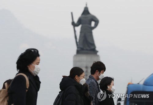 일상이 된 미세먼지, 답답한 가슴…잿빛 거리 지나 첫 등교