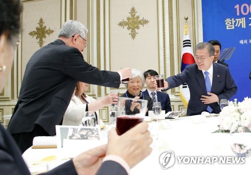 문대통령, 독립유공자 후손과 오찬…"대한민국 마음 기억해달라"