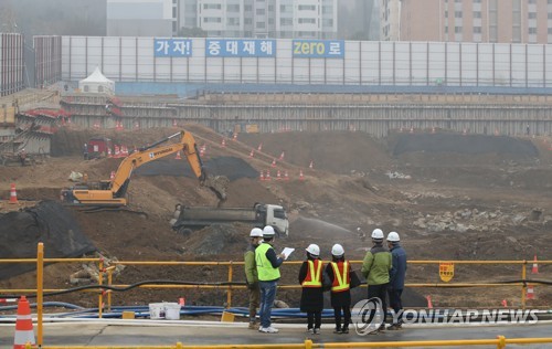 "답답하고 눈따갑고 숨막히고"…공사장 근로자 미세먼지 다중고