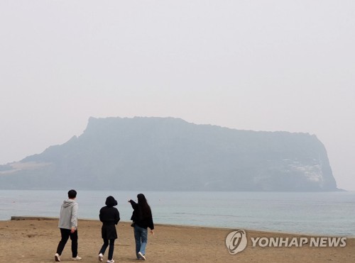 미세먼지 씻어낼 비 예보가 없다…고농도 장기화 우려