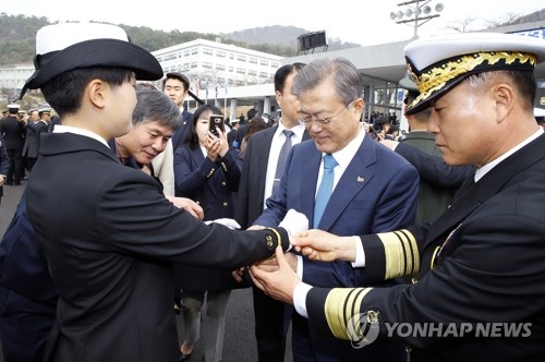 독도함 처음 탄 문대통령…해군 신임 소위들에 직접 계급장