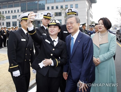 독도함 처음 탄 문대통령…해군 신임 소위들에 직접 계급장