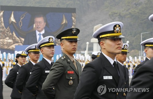 독도함 처음 탄 문대통령…해군 신임 소위들에 직접 계급장