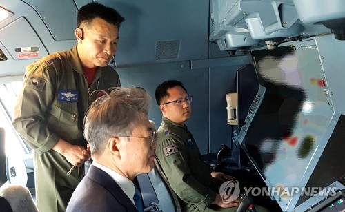 문대통령, 해사 졸업식 후 김해공항서 공중급유기 참관