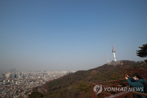 "얼마만에 푸른 하늘인지"…미세먼지 '보통'에 '마스크' 탈출