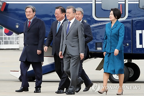 문 대통령, 아세안 3국 순방 마치고 서울 도착…국정상황 점검