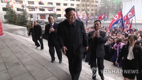 北김정은 귀국후 첫 공개행보…'과학중시 상징' 김책공대서 투표