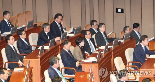 '노동 유연화' 꺼내든 홍영표에 노동계 우려…"편향성 드러내"