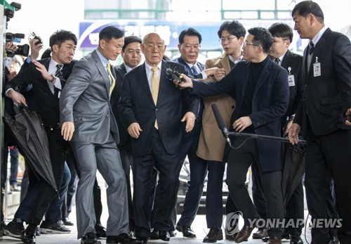 "구속하라" 시민 구호 속에 전두환 광주법원 출석
