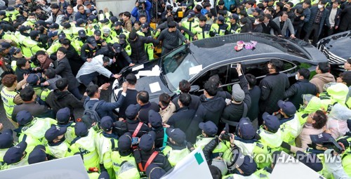 "왜 이래" 전두환에게 5월 단체 분노…"무릎 꿇고 사죄하라"