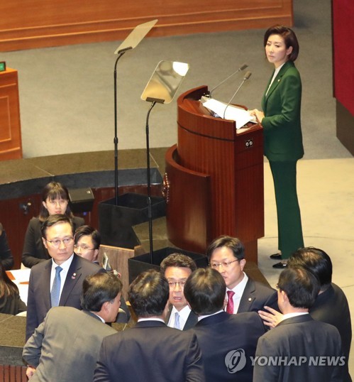 민주, 나경원에 이틀째 십자포화…"원내대표직 사퇴해야"