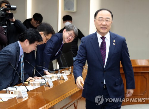 노인 일자리사업에 취업자↑…제조업·30·40대는 여전히 감소