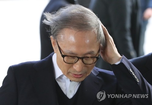 MB, 보석 일주일 만에 첫 재판 출석…질문엔 묵묵부답