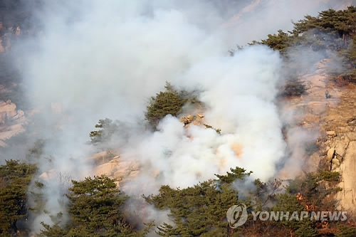 은평구 모델하우스 화재 진압…인근 북한산 5곳 불 진화중